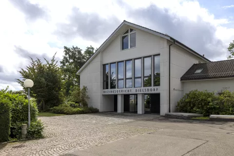 Abbildung des Haupteingangs vom BG diesdorf.