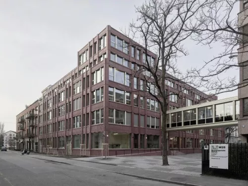 Aussenansicht des neuen Geb&auml;udes des Bezirksgerichts Z&uuml;rich an der Wengistrasse 30, Quelle: Kuster Frey